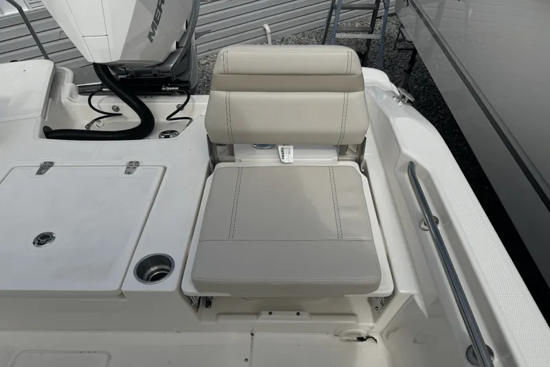 Slide: The Image of Boston Whaler 250 Dauntless 2026 - 13