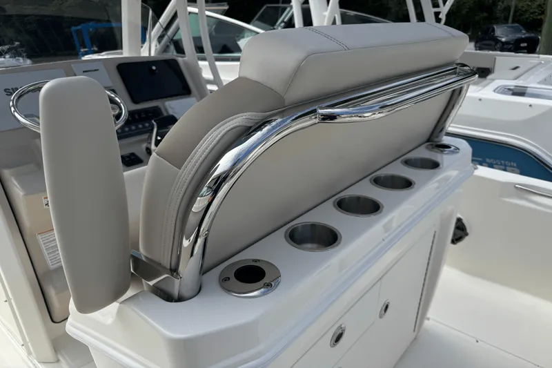 Slide: The Image of Boston Whaler 250 Dauntless 2026 - 16