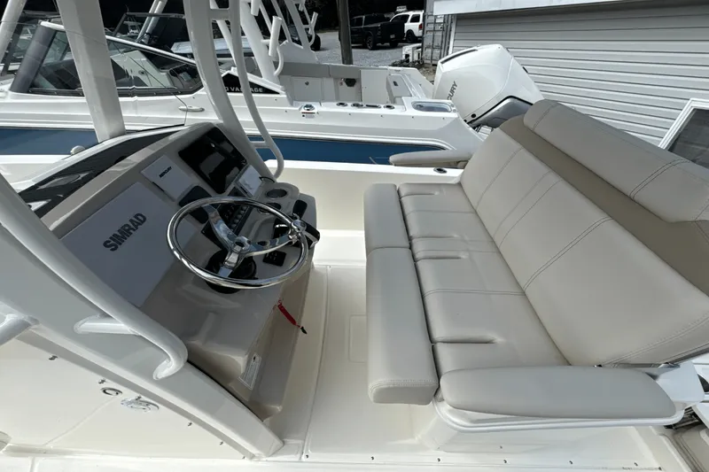 Slide: The Image of Boston Whaler 250 Dauntless 2026 - 18