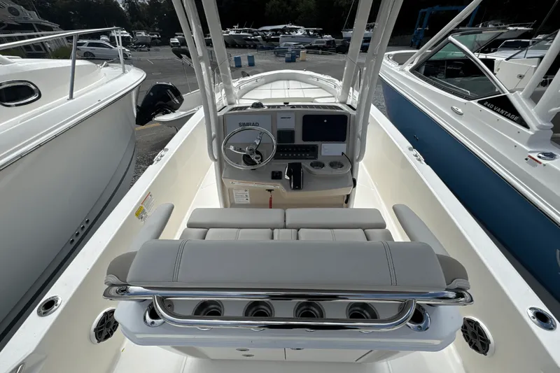 Slide: The Image of Boston Whaler 250 Dauntless 2026 - 19