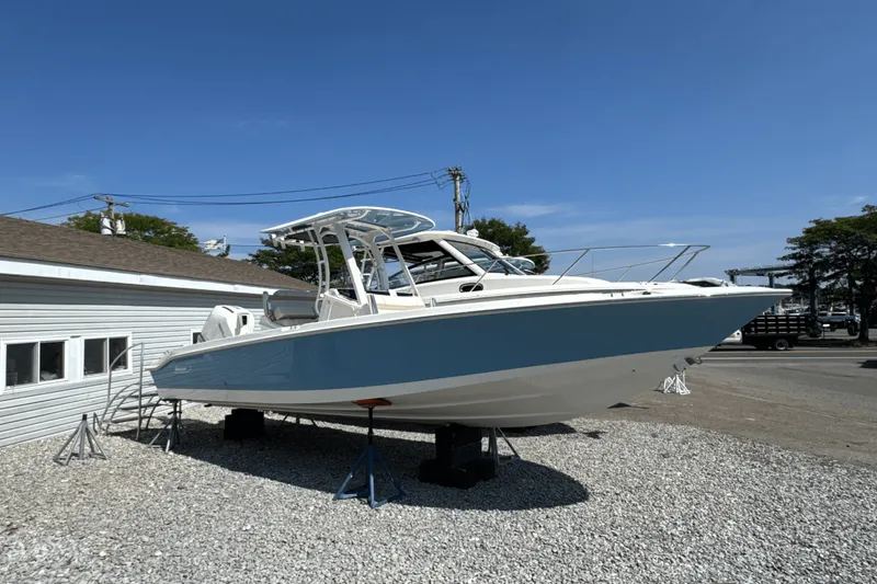 Slide: The Image of Boston Whaler 250 Dauntless 2026 - 2