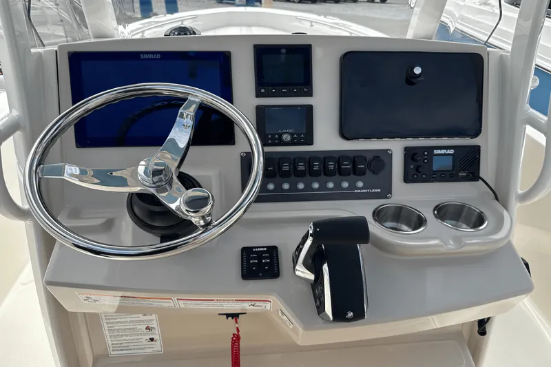 Slide: The Image of Boston Whaler 250 Dauntless 2026 - 20
