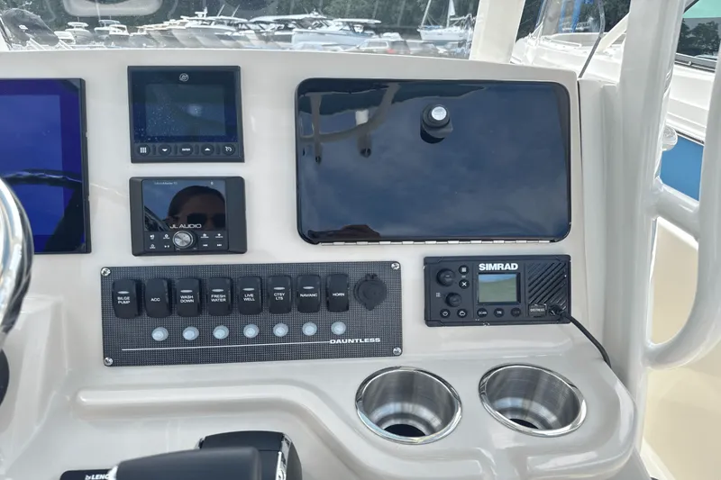 Slide: The Image of Boston Whaler 250 Dauntless 2026 - 22