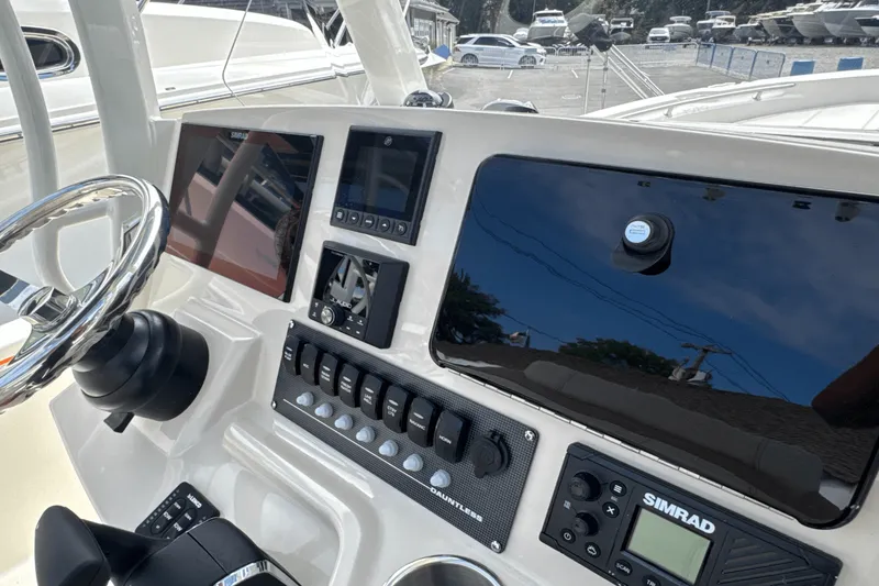 Slide: The Image of Boston Whaler 250 Dauntless 2026 - 23