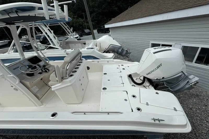 Slide: The Image of Boston Whaler 250 Dauntless 2026 - 4