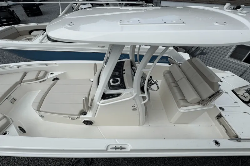 Slide: The Image of Boston Whaler 250 Dauntless 2026 - 6
