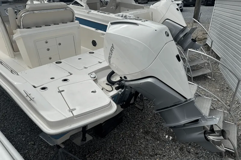 Slide: The Image of Boston Whaler 250 Dauntless 2026 - 7