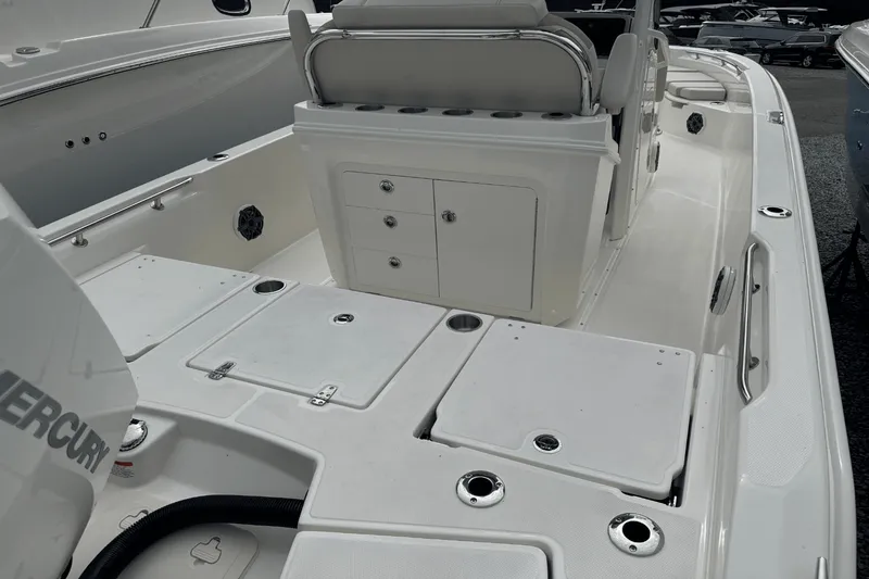 Slide: The Image of Boston Whaler 250 Dauntless 2026 - 8