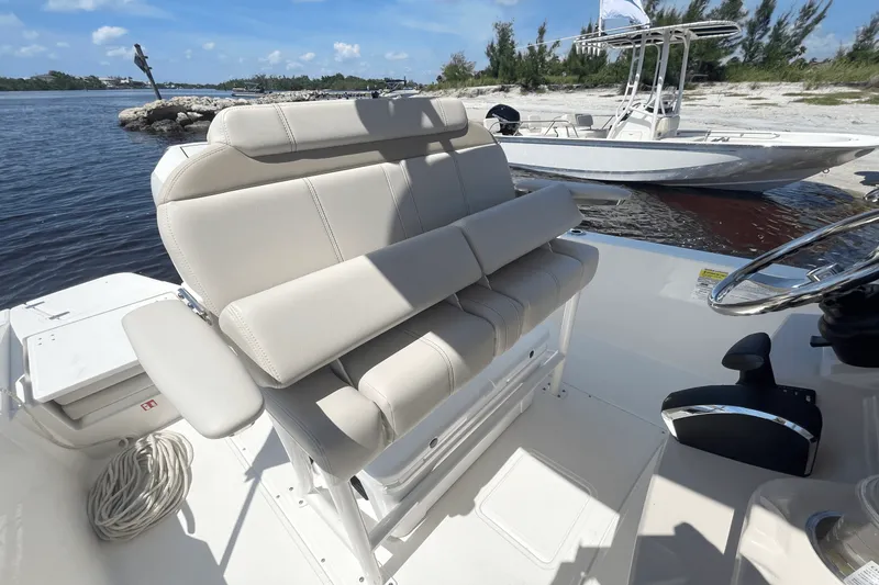 Slide: The Image of Boston Whaler 220 Dauntless 2026 - 11