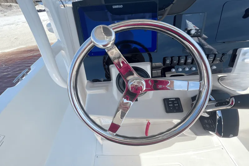 Slide: The Image of Boston Whaler 220 Dauntless 2026 - 13