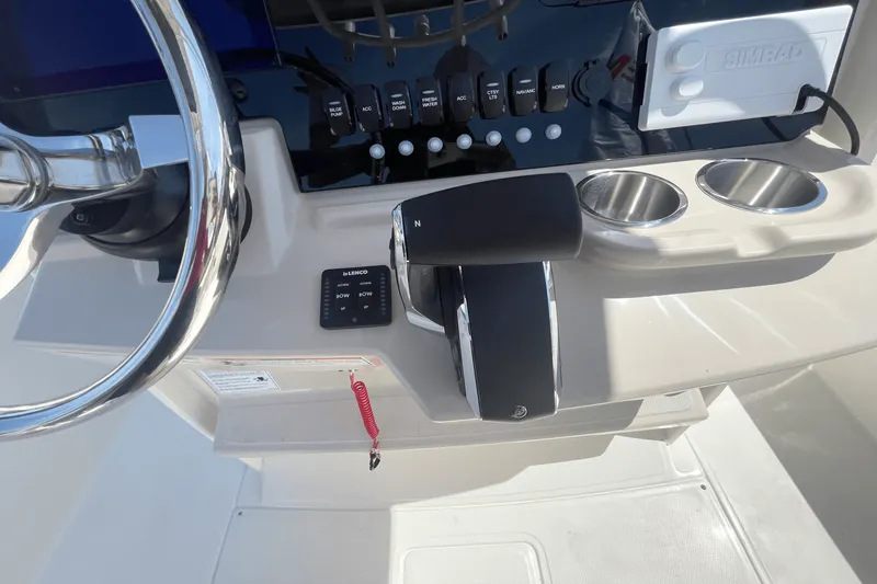 Slide: The Image of Boston Whaler 220 Dauntless 2026 - 14