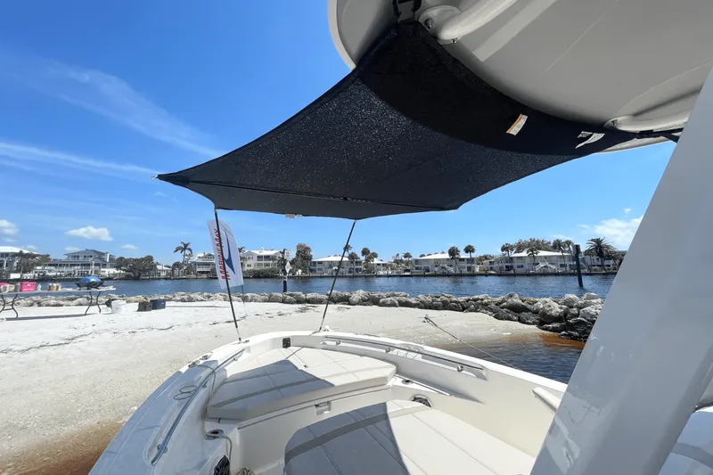 Slide: The Image of Boston Whaler 220 Dauntless 2026 - 19