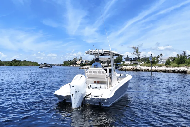 Slide: The Image of Boston Whaler 220 Dauntless 2026 - 2