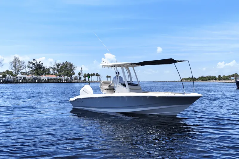 Slide: The Image of Boston Whaler 220 Dauntless 2026 - 5