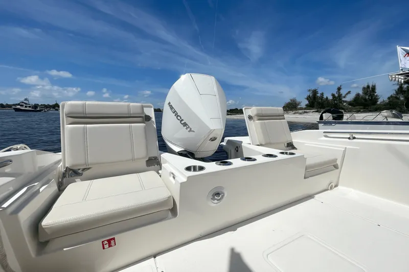 Slide: The Image of Boston Whaler 220 Dauntless 2026 - 6