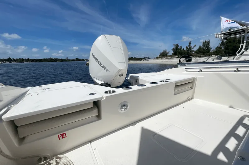 Slide: The Image of Boston Whaler 220 Dauntless 2026 - 7