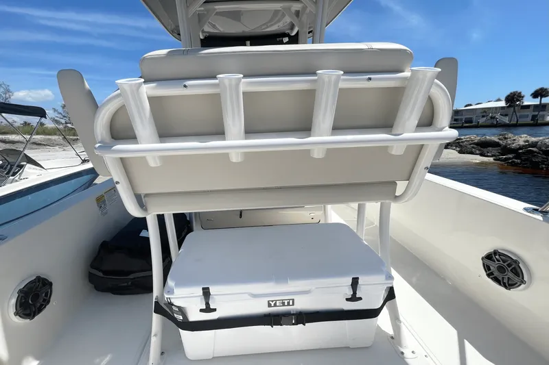 Slide: The Image of Boston Whaler 220 Dauntless 2026 - 8