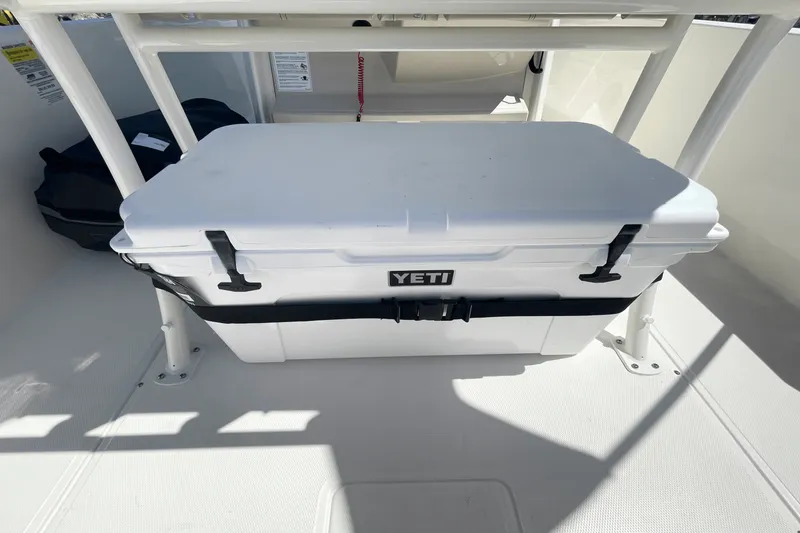 Slide: The Image of Boston Whaler 220 Dauntless 2026 - 9