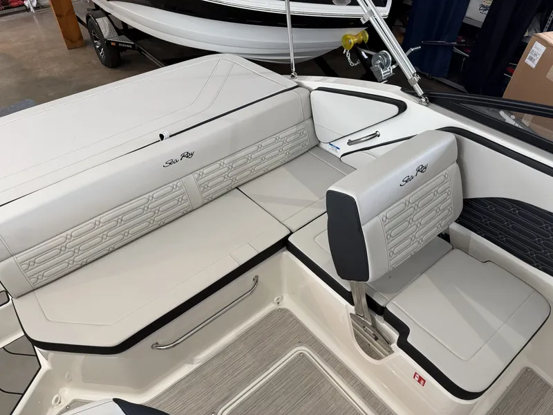 Slide: The Image of Sea Ray 190SPX 2025 - 5
