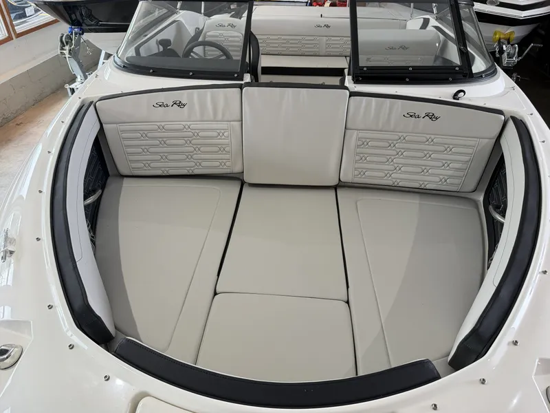 Slide: The Image of Sea Ray 190SPX 2025 - 8