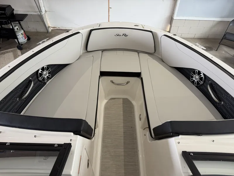 Slide: The Image of Sea Ray 190SPX 2025 - 9