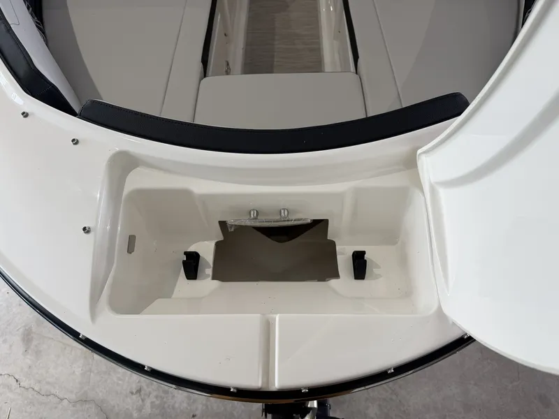 Slide: The Image of Sea Ray 190SPX 2025 - 11