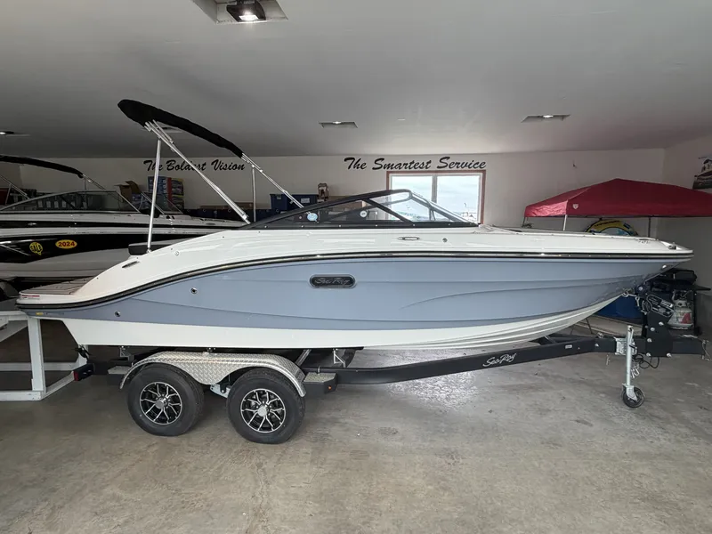 Slide: The Image of Sea Ray 190SPX 2025 - 1