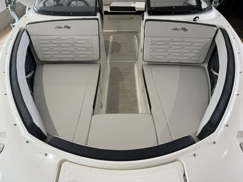 Slide: The Image of Sea Ray 190SPX 2025 - 10