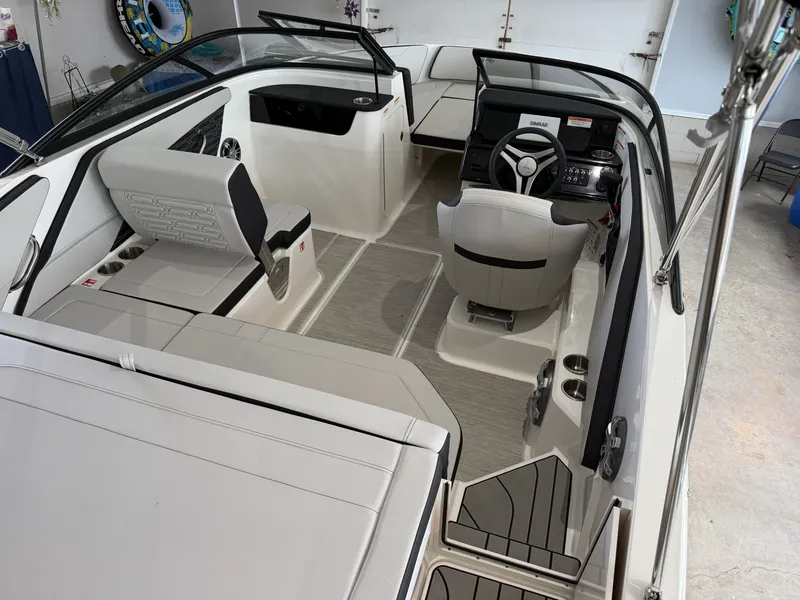 Slide: The Image of Sea Ray 190SPX 2025 - 3