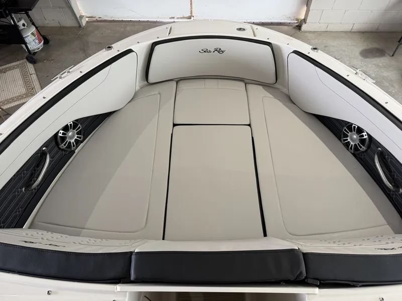 Slide: The Image of Sea Ray 190SPX 2025 - 7