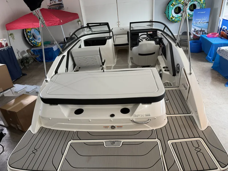 Slide: The Image of Sea Ray 190SPX 2025 - 2
