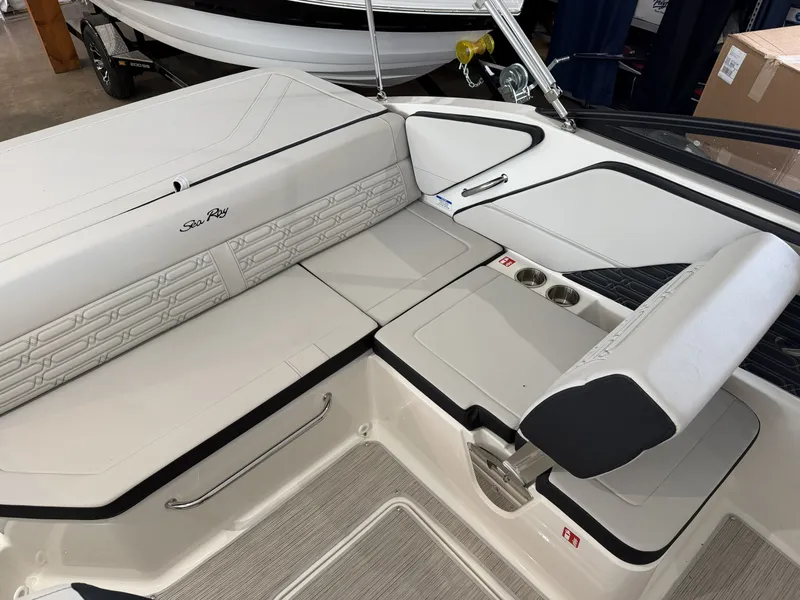 Slide: The Image of Sea Ray 190SPX 2025 - 6