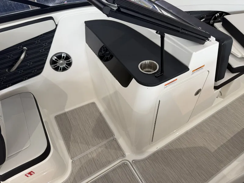 Slide: The Image of Sea Ray 190SPX 2025 - 15