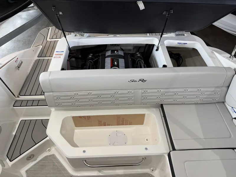 Slide: The Image of Sea Ray 190SPX 2025 - 12