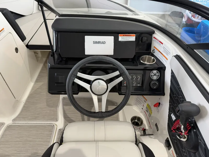 Slide: The Image of Sea Ray 190SPX 2025 - 4