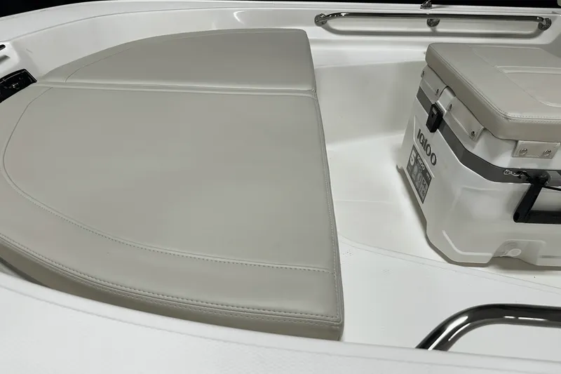 Slide: The Image of Boston Whaler 150 Montauk 2026 - 16