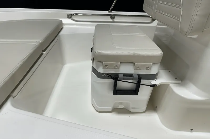 Slide: The Image of Boston Whaler 150 Montauk 2026 - 17