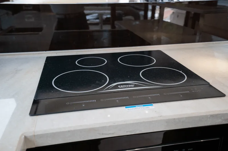 Slide: The Image of Galeon 500 FLY 2021 - 10