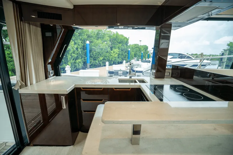 Slide: The Image of Galeon 500 FLY 2021 - 15