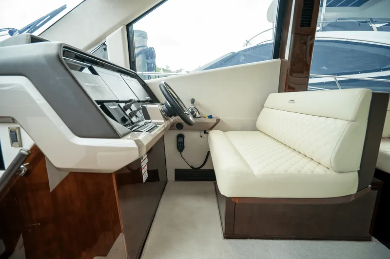 Slide: The Image of Galeon 500 FLY 2021 - 17