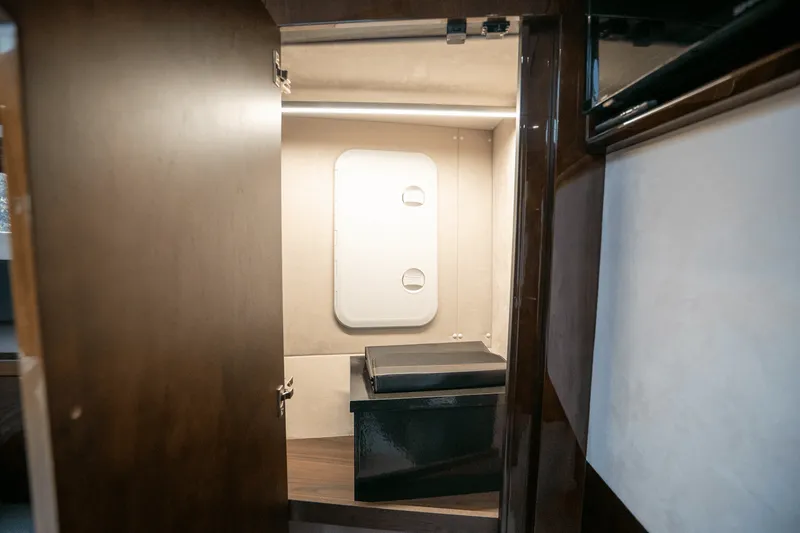 Slide: The Image of Galeon 500 FLY 2021 - 41