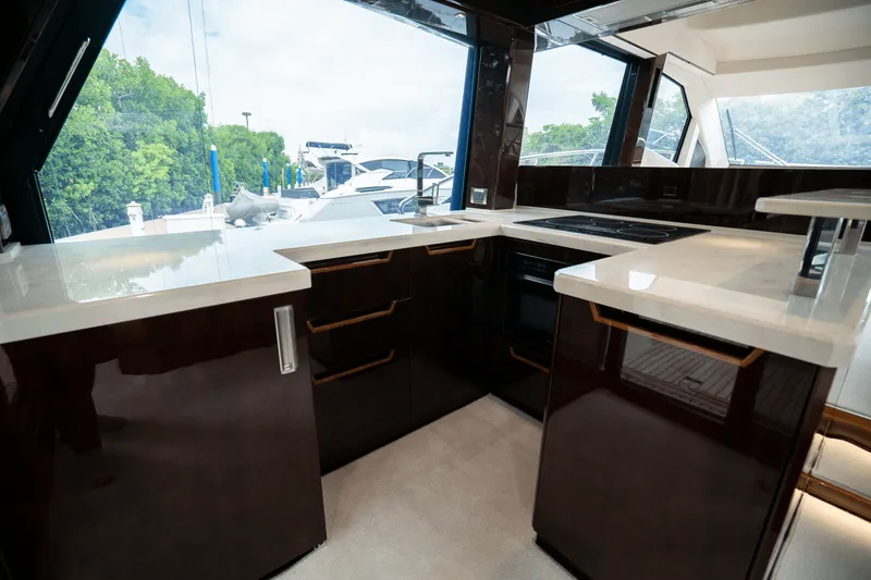 Slide: The Image of Galeon 500 FLY 2021 - 8