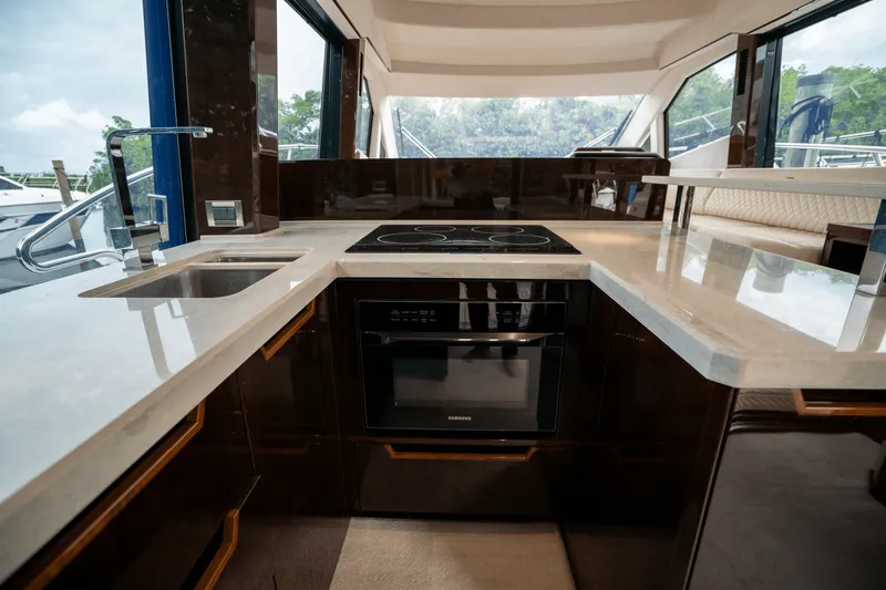 Slide: The Image of Galeon 500 FLY 2021 - 9