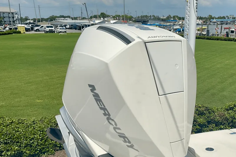 Slide: The Image of Boston Whaler 250 Dauntless 2026 - 14