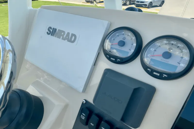 Slide: The Image of Boston Whaler 250 Dauntless 2026 - 16