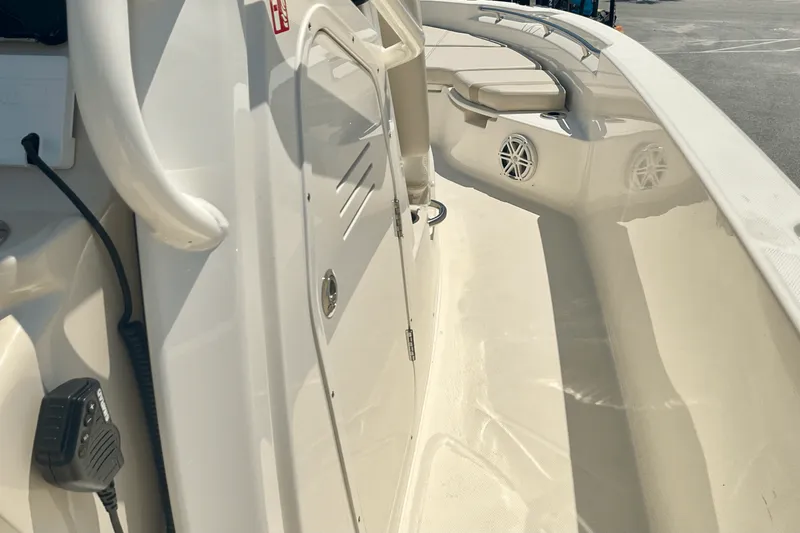 Slide: The Image of Boston Whaler 250 Dauntless 2026 - 18