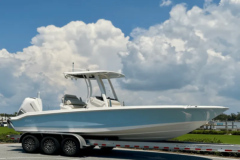 Slide: The Image of Boston Whaler 250 Dauntless 2026 - 2