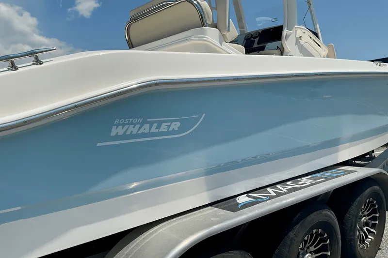 Slide: The Image of Boston Whaler 250 Dauntless 2026 - 3