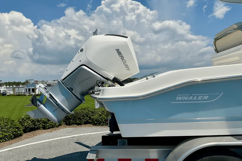 Slide: The Image of Boston Whaler 250 Dauntless 2026 - 4