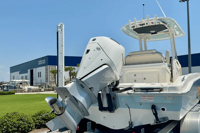 Slide: The Image of Boston Whaler 250 Dauntless 2026 - 5